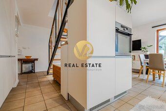 Maroš Vereš +421 904 086 200 e-mail:
V2 real estate ponúka n