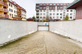 Ponúkame na predaj priestrannú podzemnú garáž v obľúbenej lo