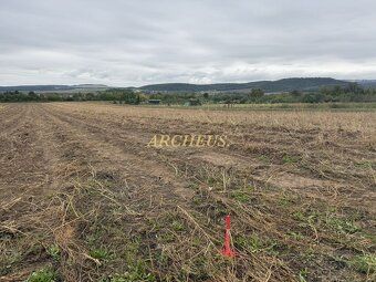 Ponúkame na predaj priestranný pozemok s výmerou 8 292 m² v 
