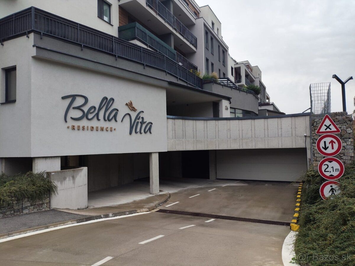 Prenajmem dve garazove statia na Tupeho 34 v Bella Vita Resi