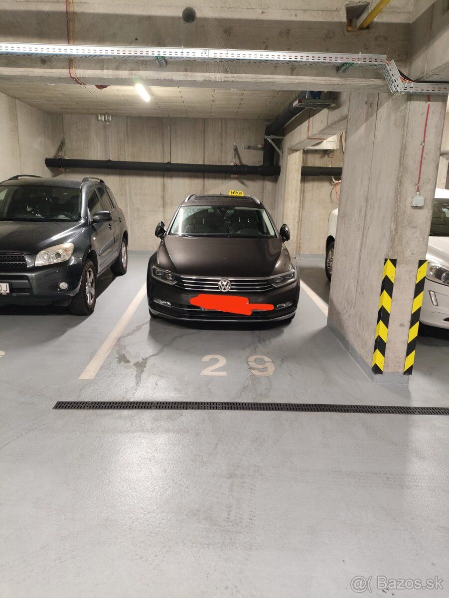 Prenajmem dve garazove statia na Tupeho 34 v Bella Vita Resi