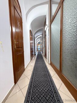 Ponúkame na prenájom exkluzívny obchodný / prevádzkový pries
