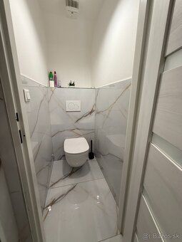 Ponúkame na prenájom exkluzívny obchodný / prevádzkový pries