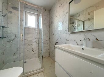 LaHoREAL.eu ponúka na predaj nový trojizbový apartmán s výhľ