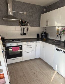Ponúkame na predaj priestranný 3-izbový byt vo vyhľadávanej 