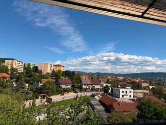 Ponúkame Vám na predaj 2-izbový byt s loggiou v pôvodnom sta