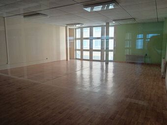 Ponúkame do prenájmu obchodné priestory v centre mesta Nové 