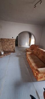 Ponúkame Vám na predaj rodinný dom s predzáhradkou v malebne