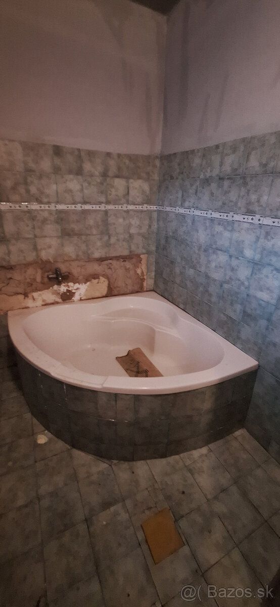 Ponúkame Vám na predaj rodinný dom s predzáhradkou v malebne