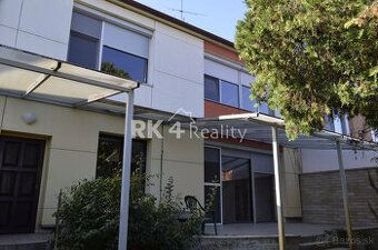 Ponúkame Vám na predaj rodinný dom s 10-árovým pozemkom blíz