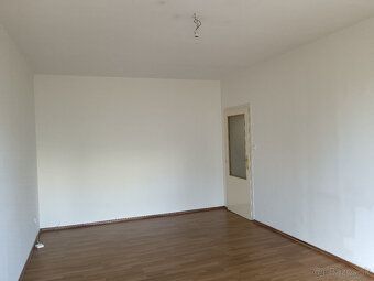 Ponúkame Vám na predaj veľký, priestranný 2 izbový byt na vy