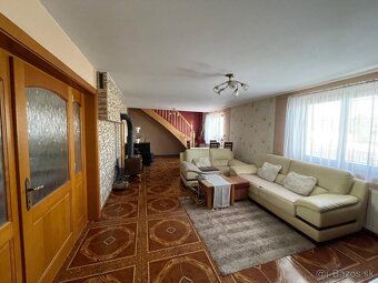 Priestranný rodinný dom v obci Rišňovce (18 km od Nitry) s r