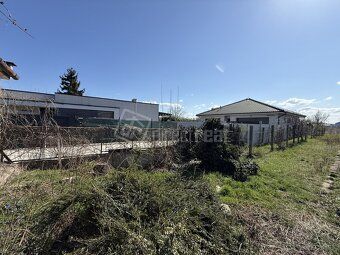 Priestranný, široký stavebný pozemok 805 m2 v tichej lokalit