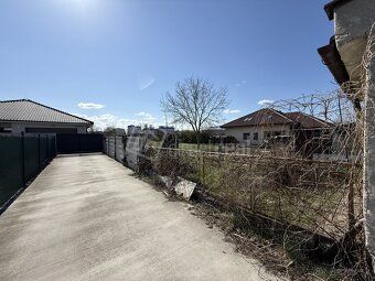 Priestranný, široký stavebný pozemok 805 m2 v tichej lokalit