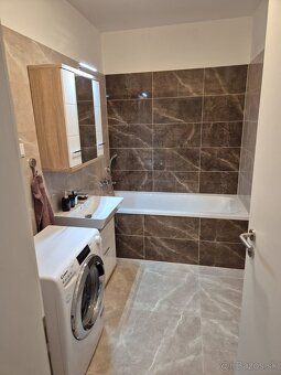 Ponúkam k prenájmu priestranný byt 3+1 o výmere 76 m² s lodž
