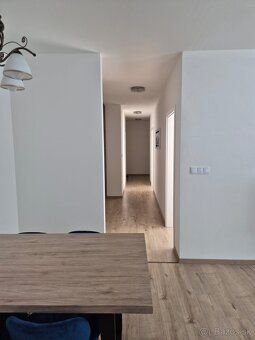 Ponúkam k prenájmu priestranný byt 3+1 o výmere 76 m² s lodž
