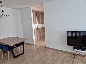 Ponúkam k prenájmu priestranný byt 3+1 o výmere 76 m² s lodž