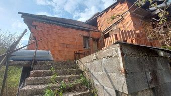 Ponúkame exkluzívne na predaj pozemok so starším domom v obc
