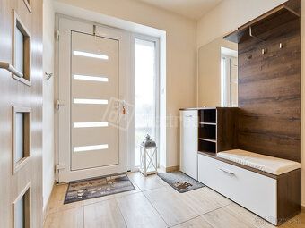 Moderný 4-izbový dom s pozemkom, parkovaním a súkromím - Hru