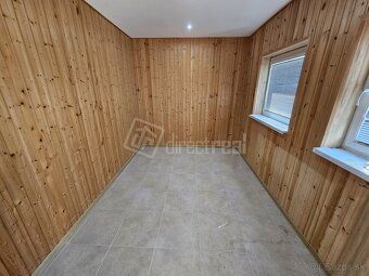 Budova so 4 bytovými jednotkami, garážou a pozemkom 1871 m2,