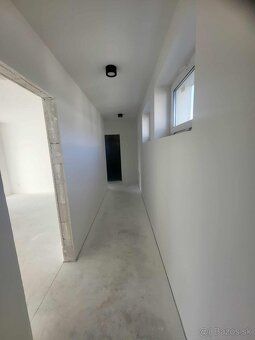 Ponúkame Vám na predaj elegantnú a priestrannú dvojpodlažnú 