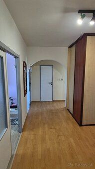Exkluzívne ponúkame na predaj veľký 4-izbový byt s loggiou n