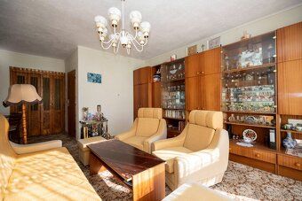 Ponúkame na predaj rodinný dom pre rodinu alebo aj na krátko
