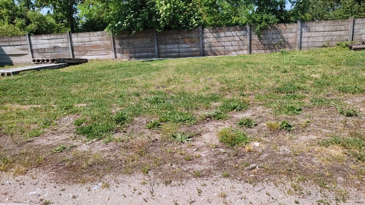 Ponúkam na prenájom pozemok 400 m2, vhodný na podnikanie.