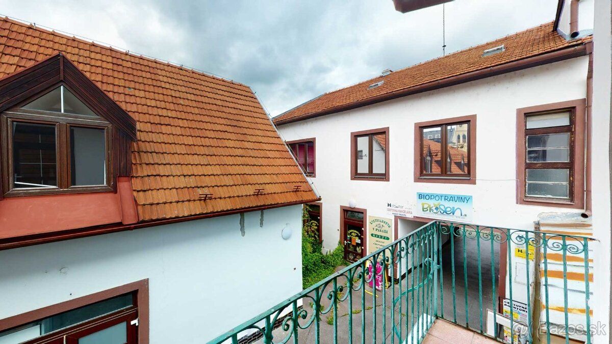 Priestory sa nachádzajú na 1. poschodí polyfunkčnej budovy. 