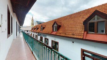 Priestory sa nachádzajú na 1. poschodí polyfunkčnej budovy. 
