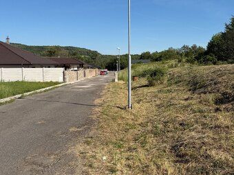 STAVEBNÝ POZEMOK 966 m² + PROJEKT MODERNÉHO BUNGALOVU + ROZB