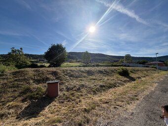 STAVEBNÝ POZEMOK 966 m² + PROJEKT MODERNÉHO BUNGALOVU + ROZB