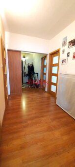 Ponúkame na predaj priestranný a slnečný, 3-izbový byt v oso