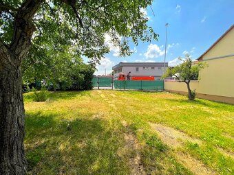 Ponúkame na predaj rodinný dom s 853 m2 pozemkom na podnikat