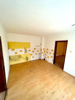 Ponúkame na predaj rodinný dom s 853 m2 pozemkom na podnikat