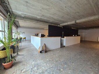 Ide o otvorený komerčný priestor s výmerou cca 180 m², situo