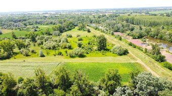 Spoločnosť Slovak Estate s.r.o. ponúka na predaj pozemok vo 