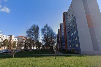 Prenajmem byt v rodinnom dome v Bratislave. Bližšie informác