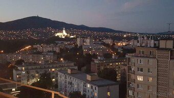 Prenajmem nepriechodnú izbu z balkónom v trojizbovom byte -p