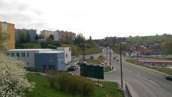 Na prenájom: Priestor s výkladmi na prízemí 101 m² v Sásovej