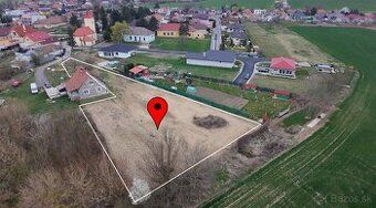Rozľahlý stavebný pozemok v obci Rajčany – 2630 m² so sieťam