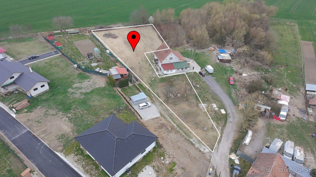 Rozľahlý stavebný pozemok v obci Rajčany – 2630 m² so sieťam