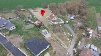 Rozľahlý stavebný pozemok v obci Rajčany – 2630 m² so sieťam