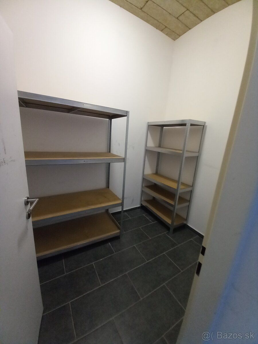 Ponúkam na dlhodobý prenájom menší skladový priestor cca4m² 
