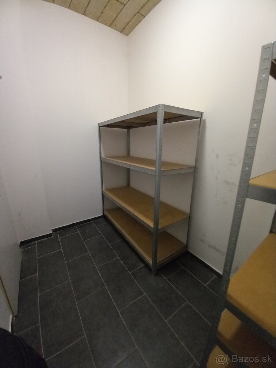 Ponúkam na dlhodobý prenájom menší skladový priestor cca4m² 