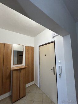 🏡 Na prenájom: 2-izbový byt s balkónom – Bardejov
Ponúkam na