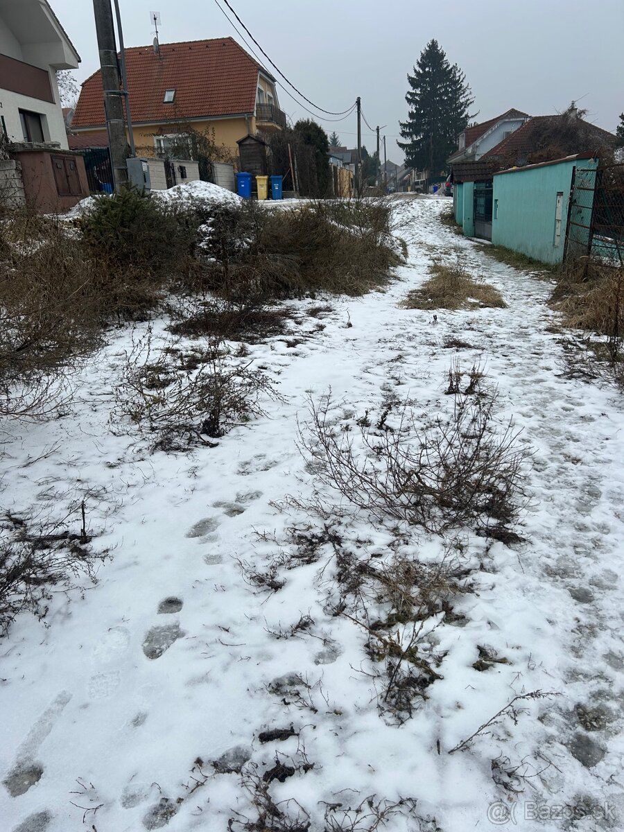 Ponúkame na predaj pozemok v Šenkviciach o výmere 2197 m2,po