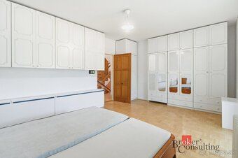 Dom sa nachádza v kľudnej časti Nitra -Zobor, pozostáva z h