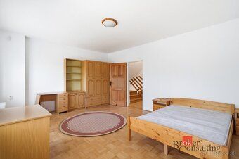 Dom sa nachádza v kľudnej časti Nitra -Zobor, pozostáva z h