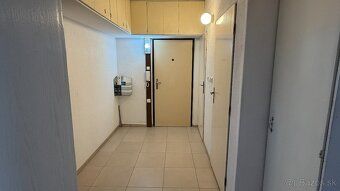Dobrý deň. Prenajmem priestranný 3-izbový byt na sídlisku Se